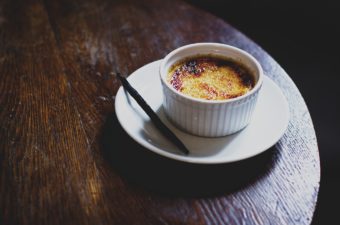 Receita de crème brûlée: aprenda a fazer essa delícia francesa em casa